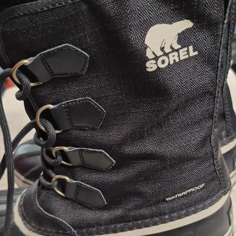 Sorel Black and Cream Rubber Back-Panel Winter Boots Size 10